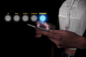 Consumidor satisfeito enquanto usa seu smartphone para comprar em loja de varejo com atendimento digital, representando a experiência do cliente otimizada pela tecnologia.